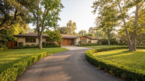 Single Valley home on a large lot with a long driveway and hedges
