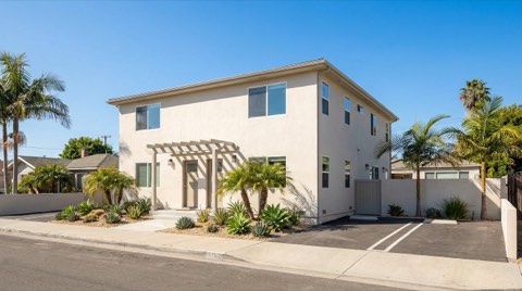 A small multifamily duplex property in Santa Monica with two entrances and well-maintained landscaping