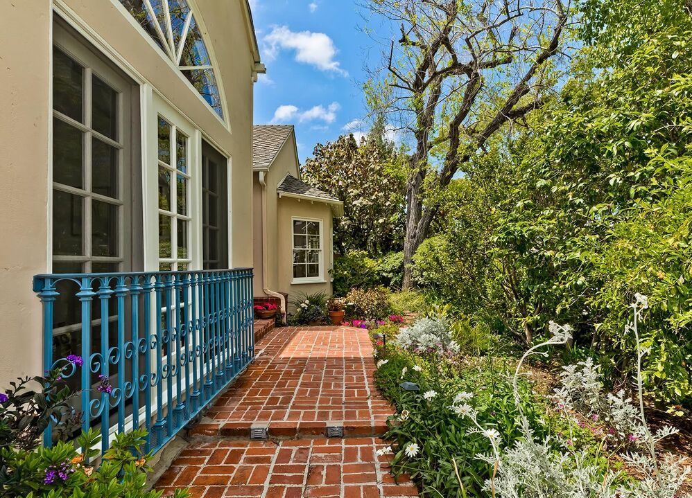 Sold home at 10370 Rochester Ave, Los Angeles, CA, 5 bd · 5 ba · 3,792 sqft